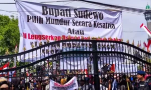Bupati Pati di Desak Mundur Oleh Para Demonstran