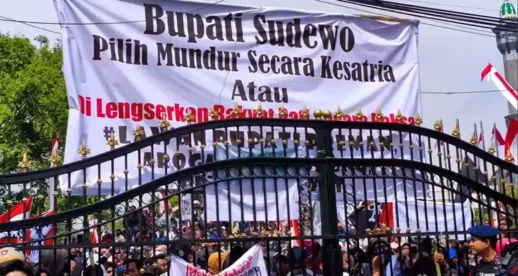 Bupati Pati di Desak Mundur Oleh Para Demonstran