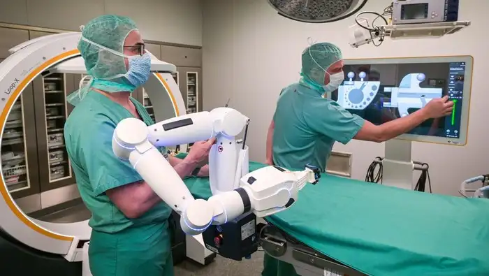 Robot Bedah Canggih Mulai Digunakan di Rumah Sakit Indonesia